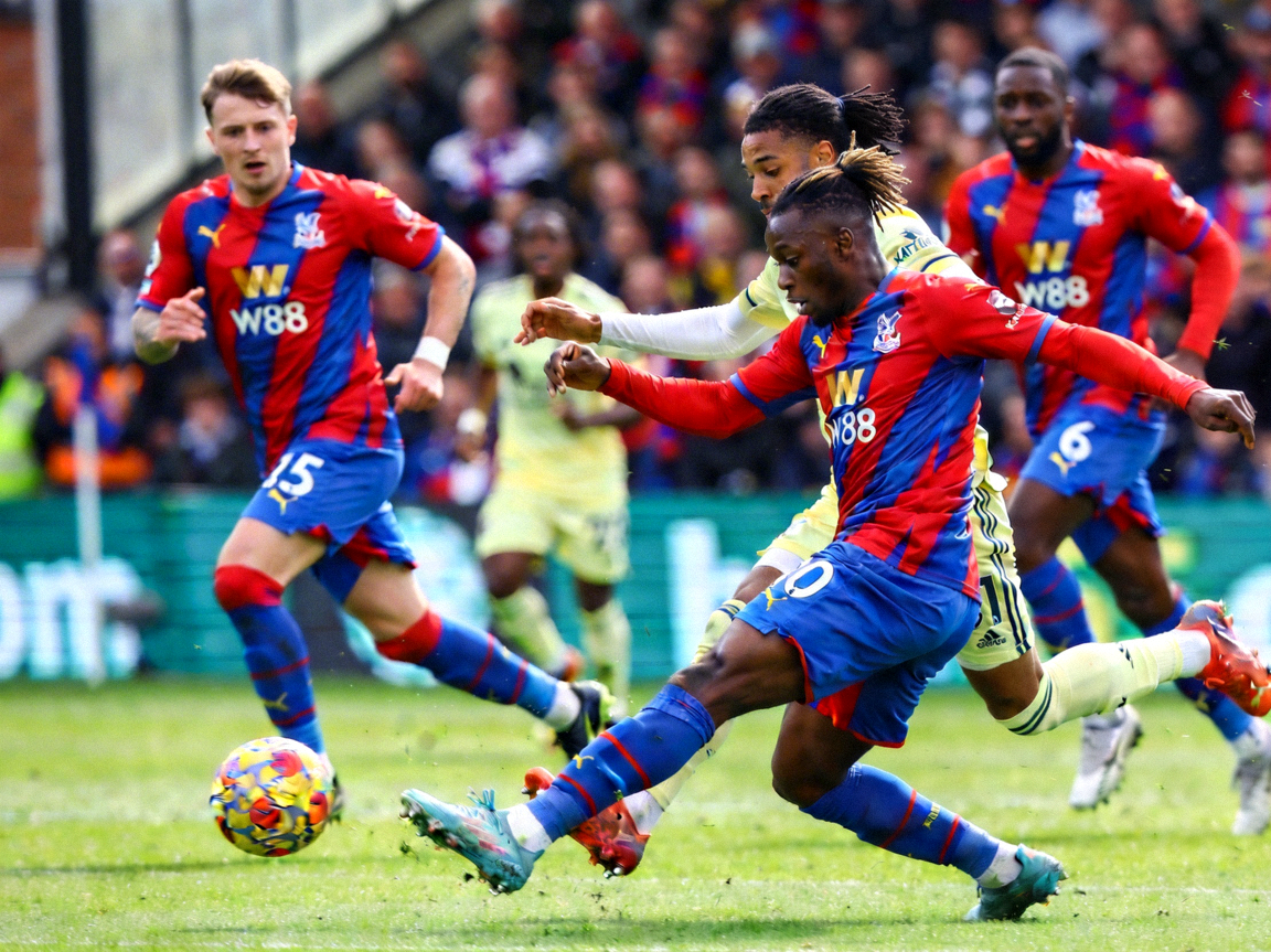 英超联赛足球比赛高清直播画面，球员正在激烈拼抢